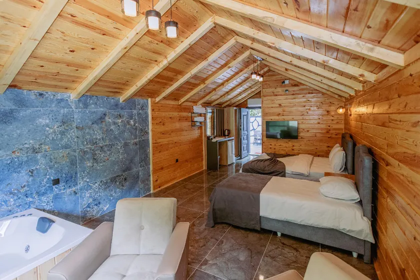 King Suit Bungalow - Image 1