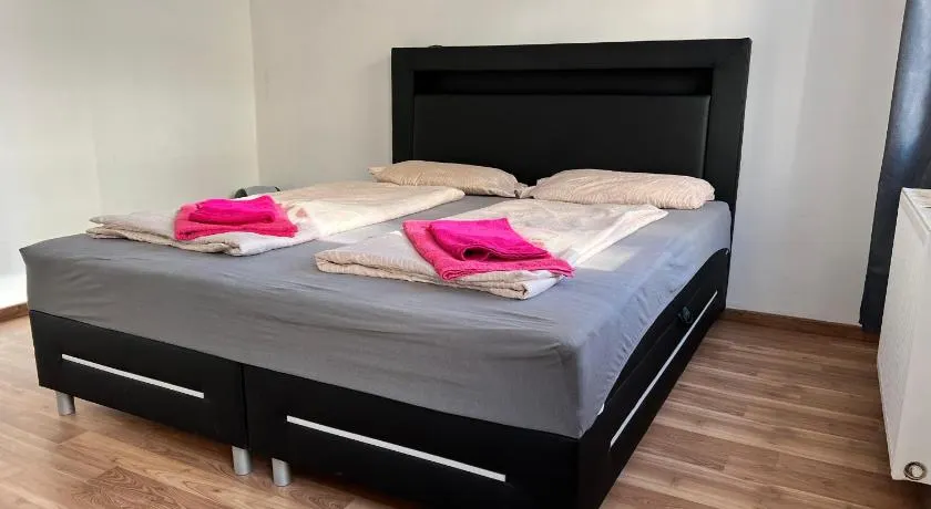 15-Min to Center, Comfy Private Rooms with Shared WC & Kitchen - Image 1