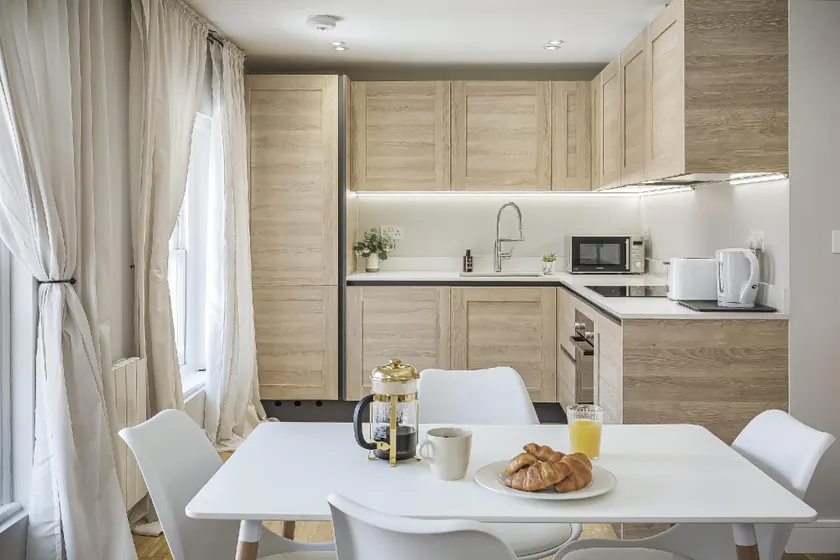 Bright 1 bedroom apartments near Farnham Castle - Image 1