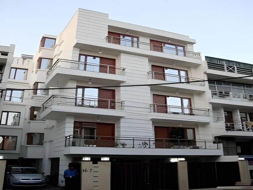 Skylink Suites Bed & Breakfast - Image 1