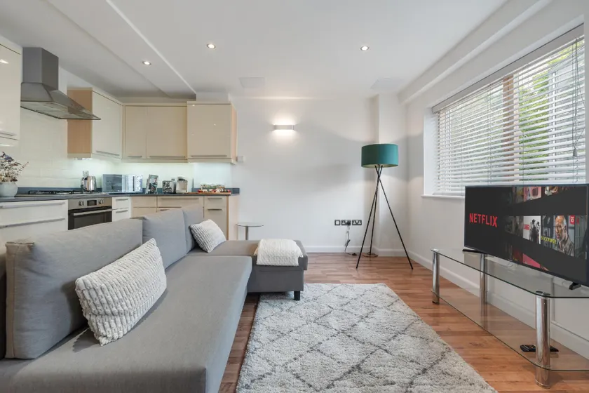 Bright & Modern Apartment near Canary Wharf - Image 1