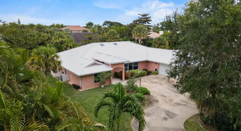 St Christopher's Retreat - Image 1