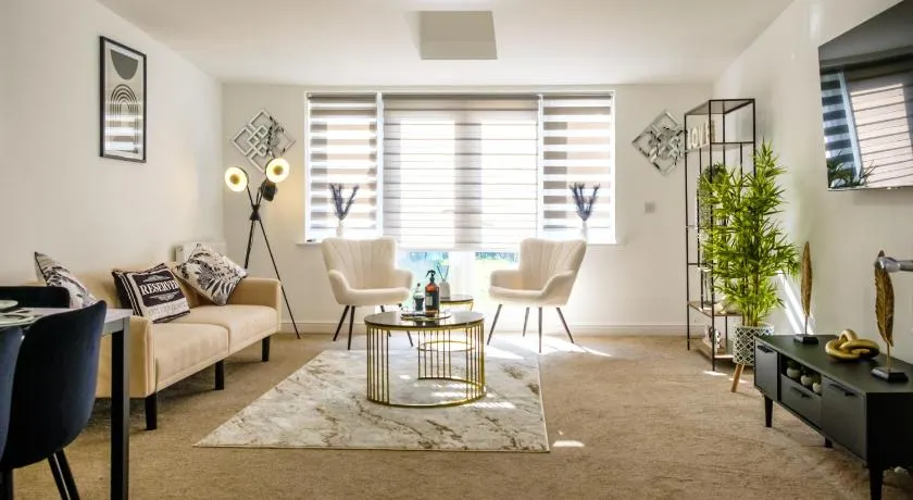 Serene Contractor Pad - Slough, Heathrow, Windsor - Free Parking- WiFi - Sleeps 6-7 - Image 1