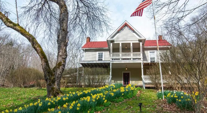 Moore House Inn & Cabins - Image 1