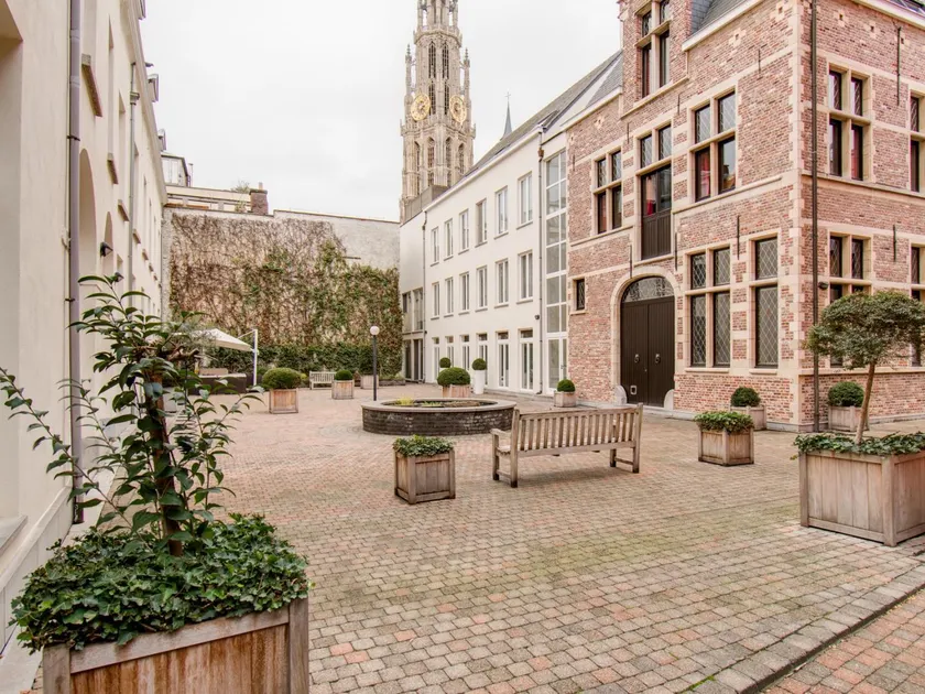Elegant Duplex for 12 in Capital Street - Image 1