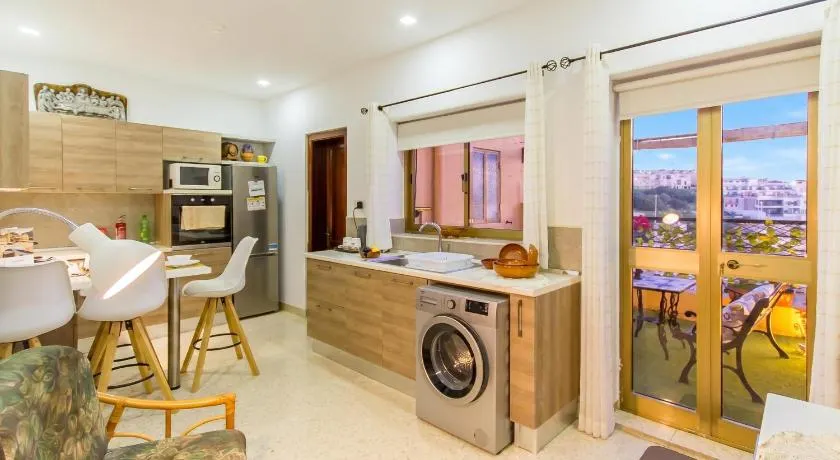 Sunny Maltese townhouse Madonnina Kalkara - Happy Rentals - Image 1