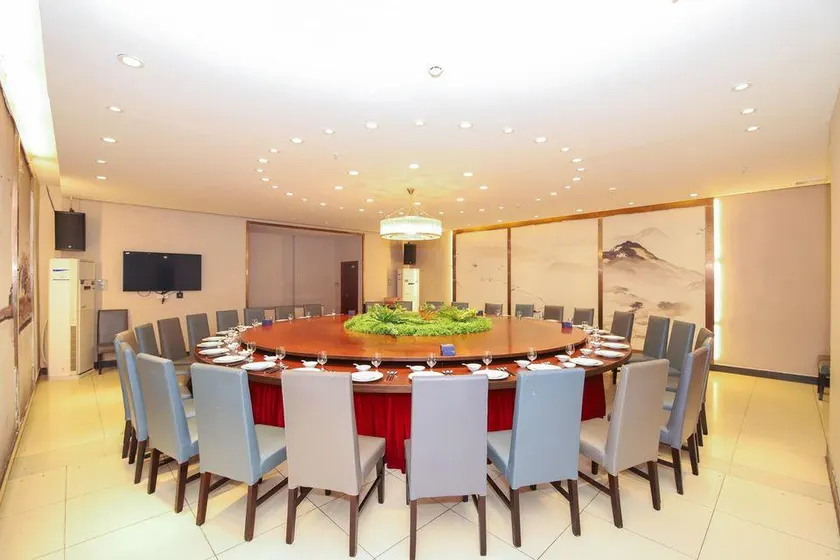 Harbour Hotel - Image 1
