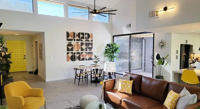 Upscale mid century on the green w Private Hot Tub - Image 1