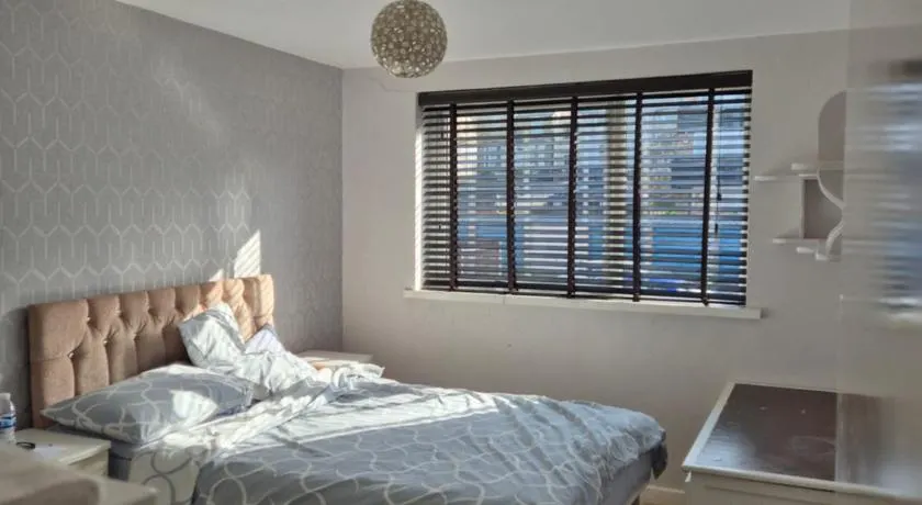 Three bedroom house with a garden - Image 1
