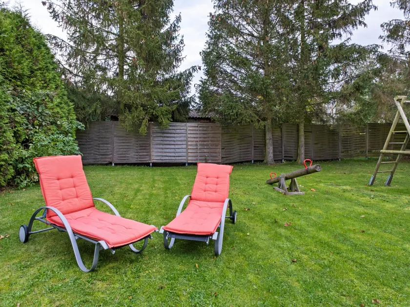 Cozy Coastal Escape with Garden - Image 1