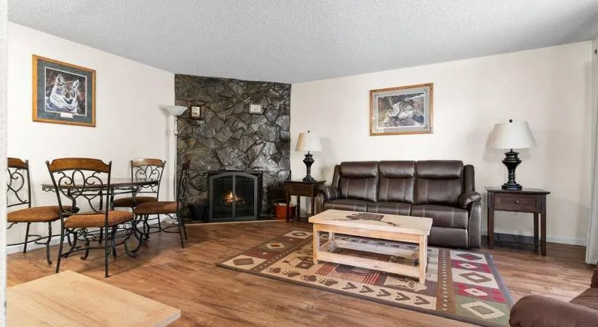 Alaskan WolfDen Close to airport centrally located - Image 1