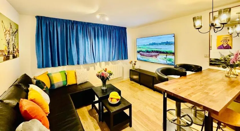 Central Apartment with 75inch TV Netflix - Image 1