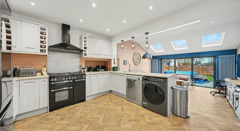 Finest Retreats - Twickers Townhouse - Image 1