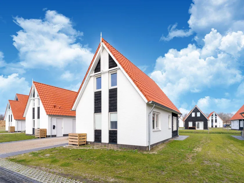 Luxurious Holiday Home With Parking - Image 1