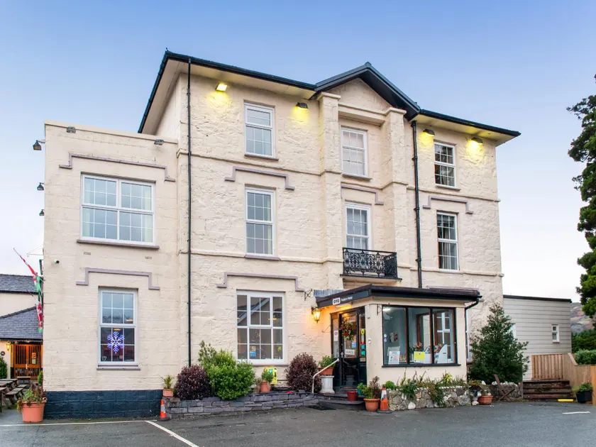 Padarn Hotel - Image 1