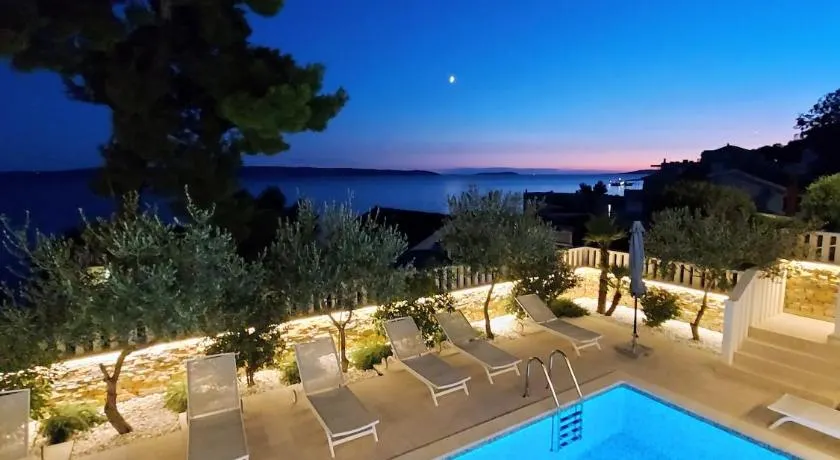 Luxury Beachfront Villa Carlisa - Image 1