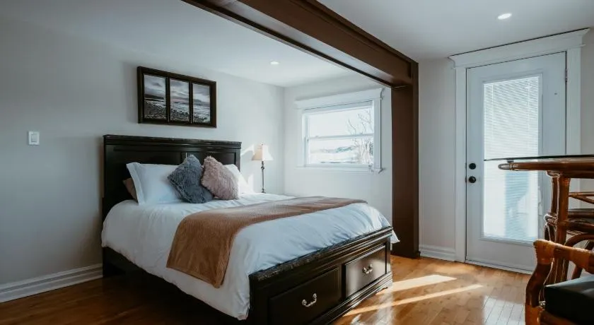 Signal Hill Lookout | 2 Bed 2 Bath | Harbour View - Image 1