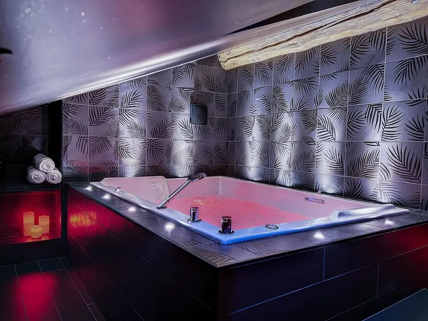 Suite Rouge baiser avec Jacuzzi privatif - LoveRoom Insolite - Image 1