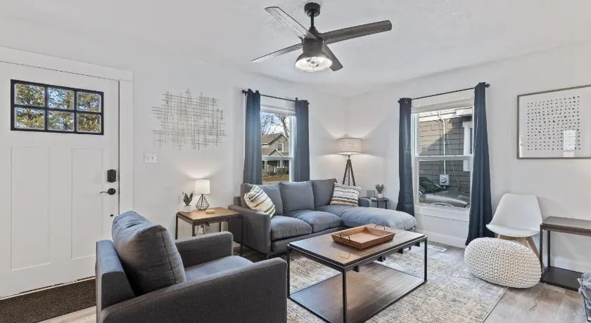 SUPERB 3 Bedroom Home with Game Room!!! Close to Downtown - Sleeps 6 - Image 1
