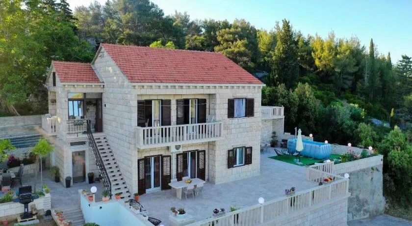Charmant appartement entièrement équipé avec jardin, barbecue et piscine | Vue sur l'eau - Image 1