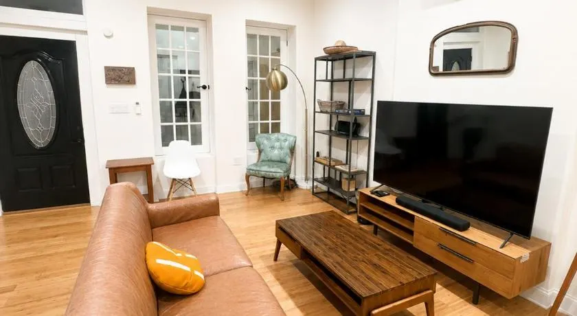 The Heights Haven, Spacious 6 Bedrooms Townhouse with Patio - Image 1