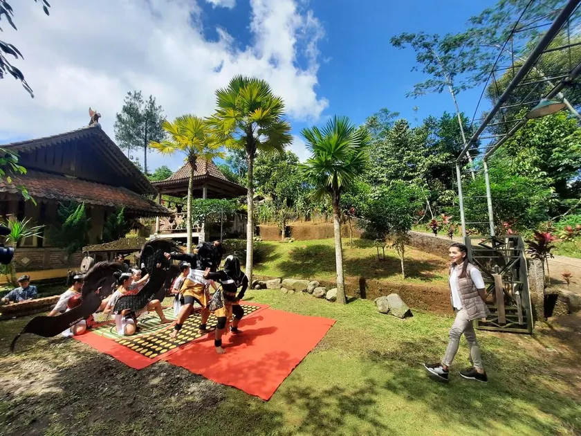 Homestay Kayu Dengan Suasana Pedesaan & Pegunungan - Image 1