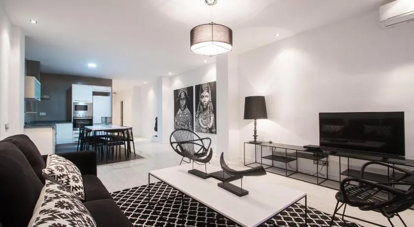 Valencia Luxury - Boutique Center - Image 1