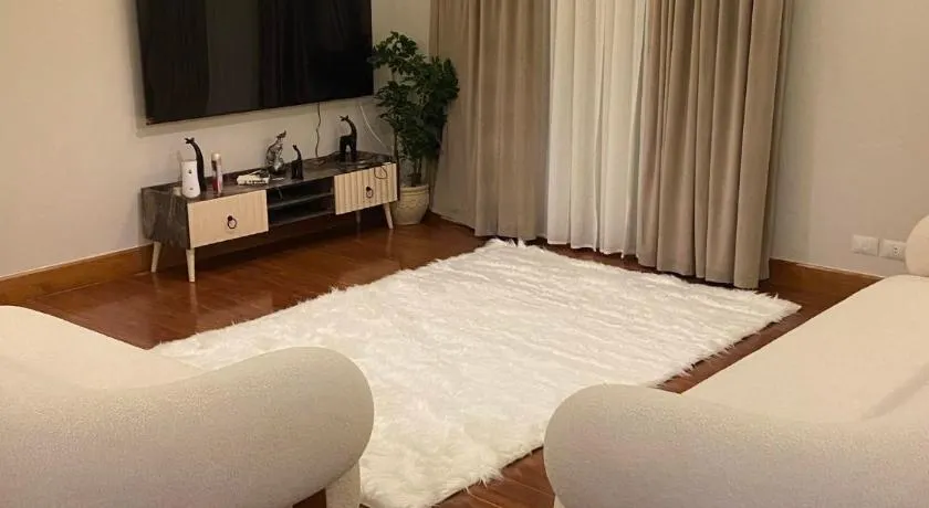 شقة مميزة للإيجار في قلب الشيخ زايد بمكان راقٍ بموقع استثنائي - Image 1