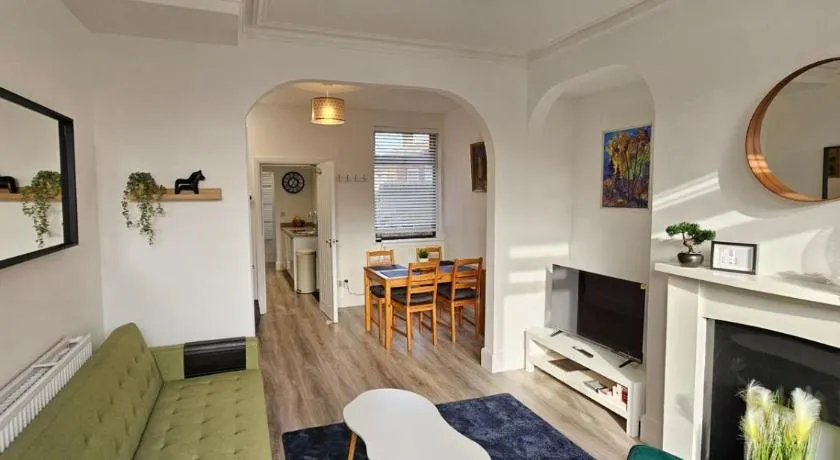 3BR, 6 min to central station, full kitchen - Image 1