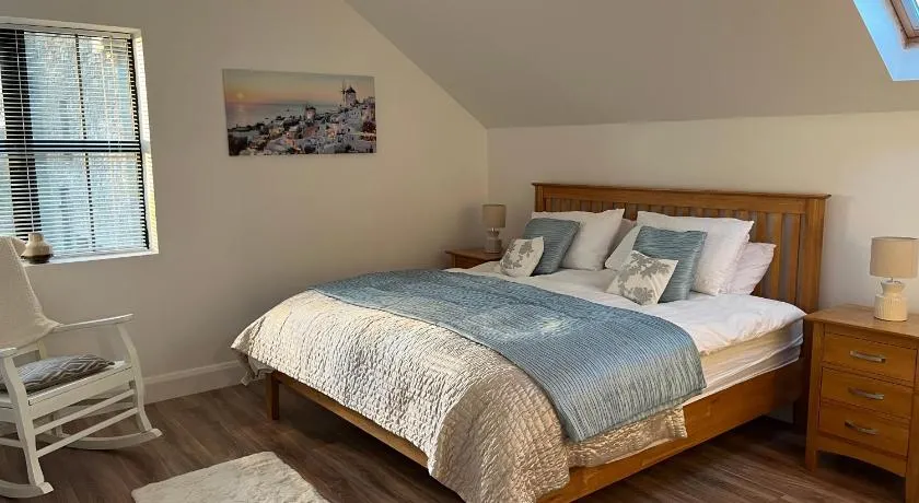 Hollies hideaway - Image 1