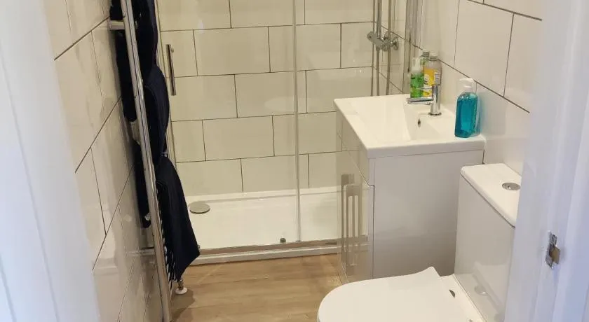 Self Check-in Micro Studio for max 2 guests in Central location RG4 with your own Kitchenette Bathroom Parking and Shared Garden - Image 1