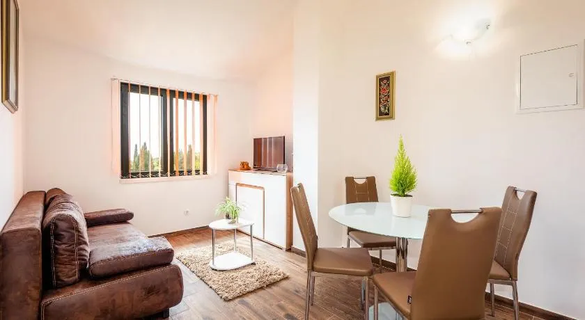 Apartmani Kremena small beach 200m - Image 1