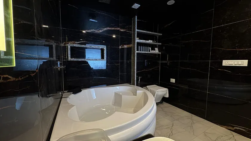 Emroz Kings Resort - Image 1