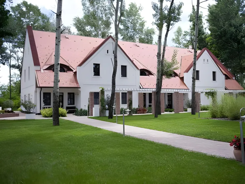Vargatanya Park Hotel - Image 1