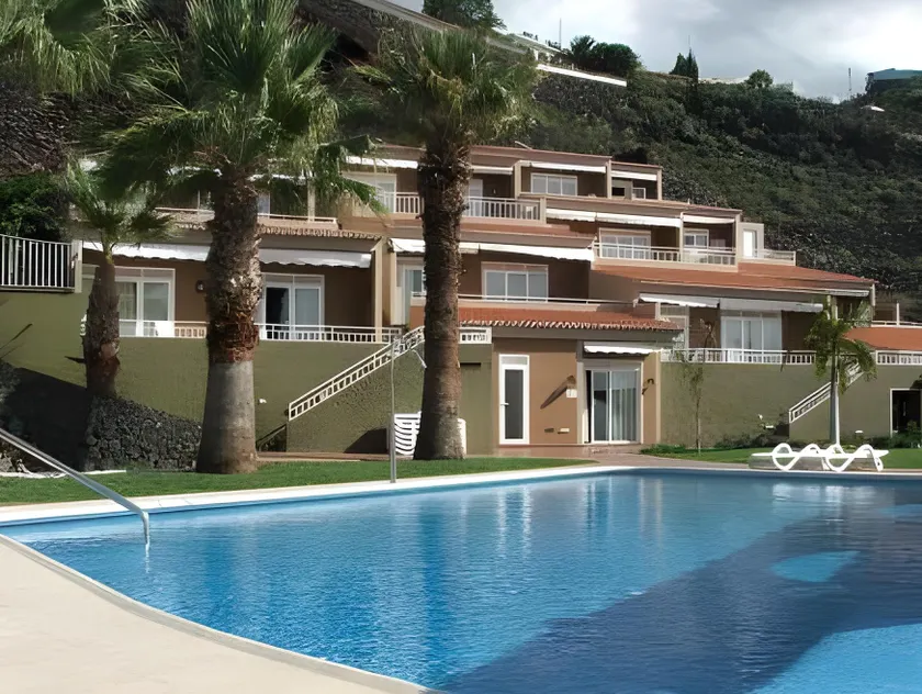 La Muralla Apartamentos - Image 1