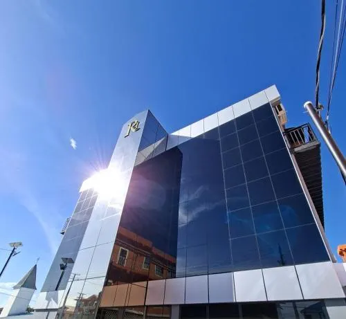 Rey'z Hotel and Suites - Image 1