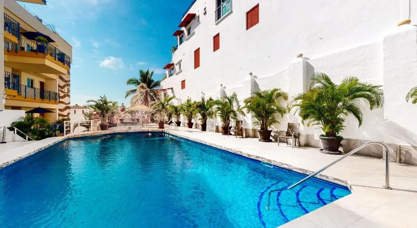 Modern & bright condo with ocean views & pool - walk to the beach - Image 1