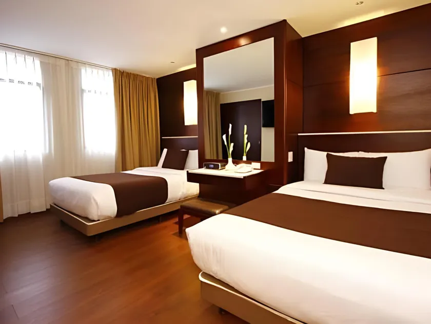 Hotel Reina Isabel - Image 1