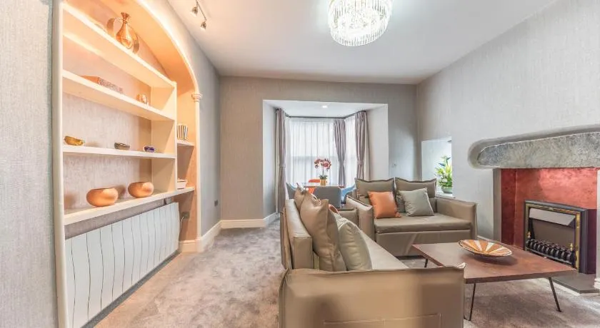 The Old Stamp House Retreat- Three En-suite Bedrooms Central Village Location - Image 1