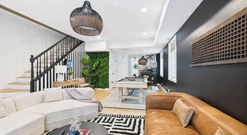 Luxe Chicago Retreat Game Room, Deck Fire Pit - Image 1