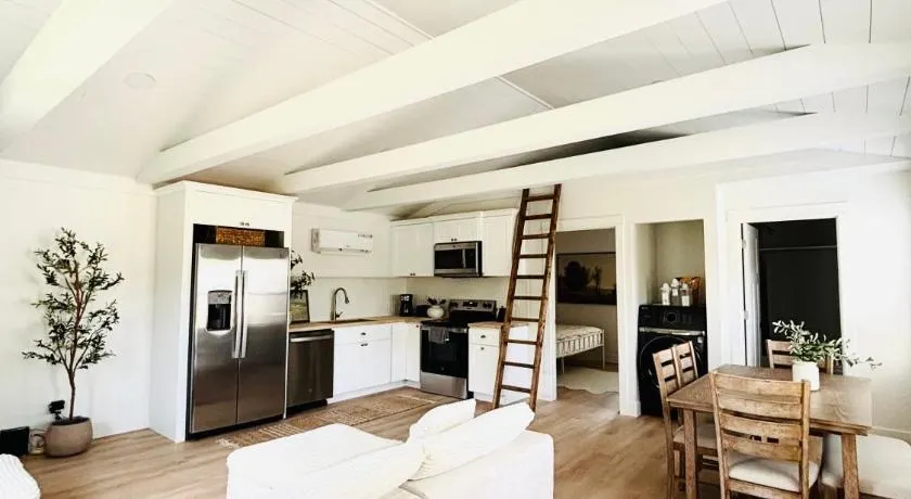 Luxury BoilingSprings Getaway - Image 1