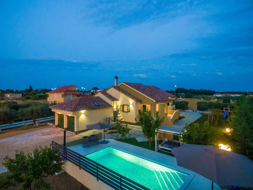 Elegant  4 bedroom villa with  private swimming pool, nice garden, tennis court - Image 1