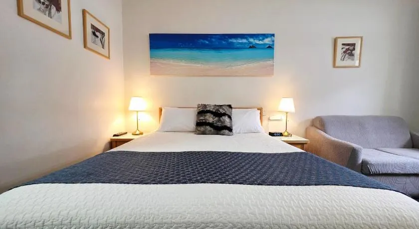 Hi 5 Glenelg Studio Apartment - Image 1