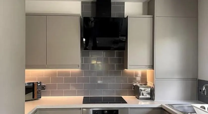 2 Bedroom Flat Bracknell Free Parking - Image 1