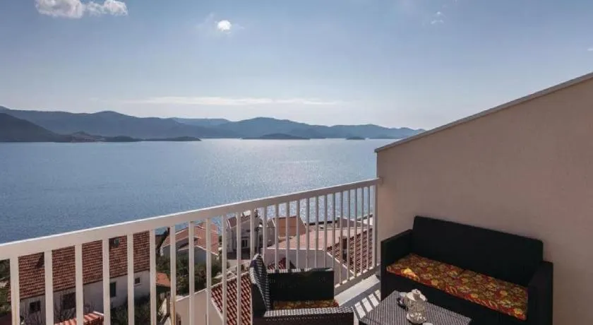 Apartment Sutalo with Hot Tub - Image 1