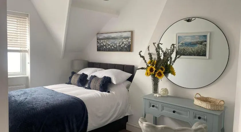The Penthouse at Percy House Pet Friendly 2 Bedroom Apartment in Porthcawl Sleeps 4 people Located in the town centre - Image 1