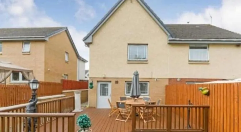 Silverburn new house with free parking and nice garden - Image 1