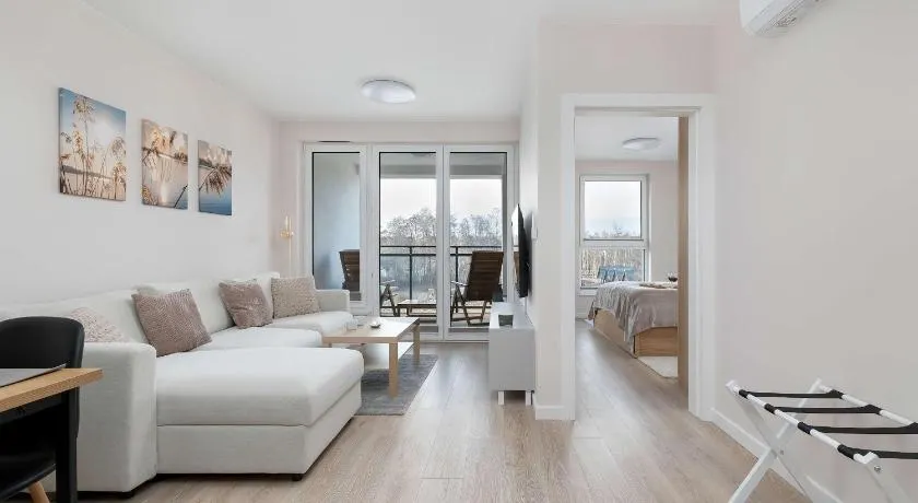 Enklawa - Apartamenty z Balkonem i Parkingiem Blisko Plaży i Jeziora by Noclegi Renters - Image 1
