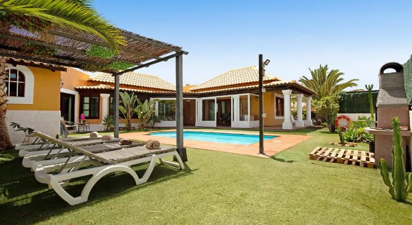 Ferienvilla 'Villa Brisamar19' mit Bergblick, privatem Pool und WLAN - Image 1
