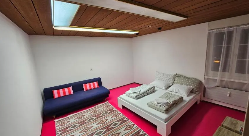 Jupiter - Private Room with Shared Kitchen Shower and Toilet - Chur Old Town - Image 1